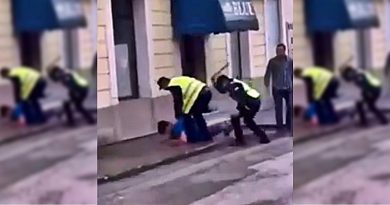 Policija tuče migranta