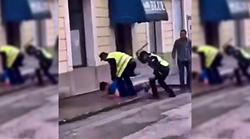 Policija tuče migranta